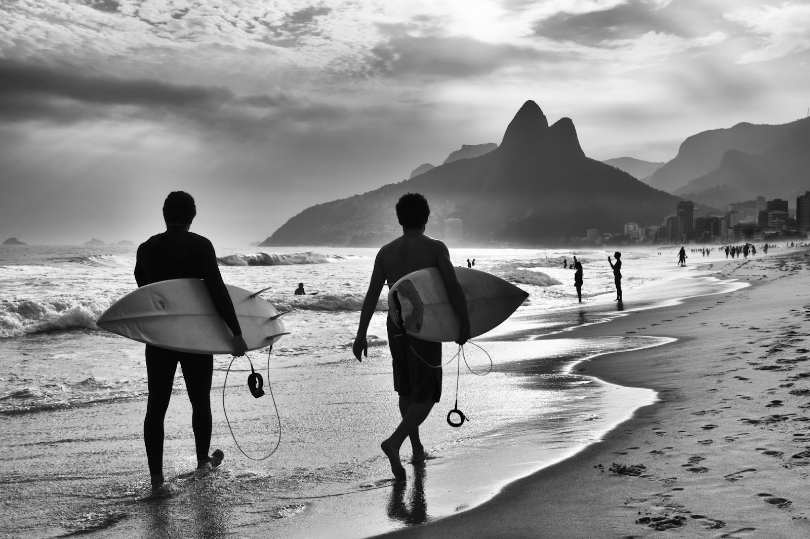 Surfisti sulla Spiaggia di Ipanema